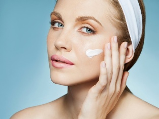 Applicare la crema sulla pelle dopo la procedura di fototermolisi