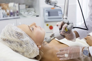 Cosmetologo ringiovanisce la pelle con il laser