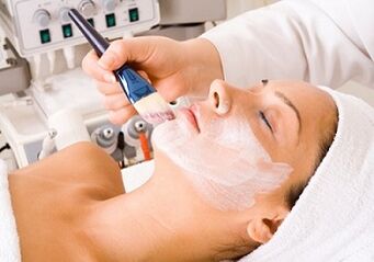 peeling chimico come modo per ringiovanire la pelle del viso